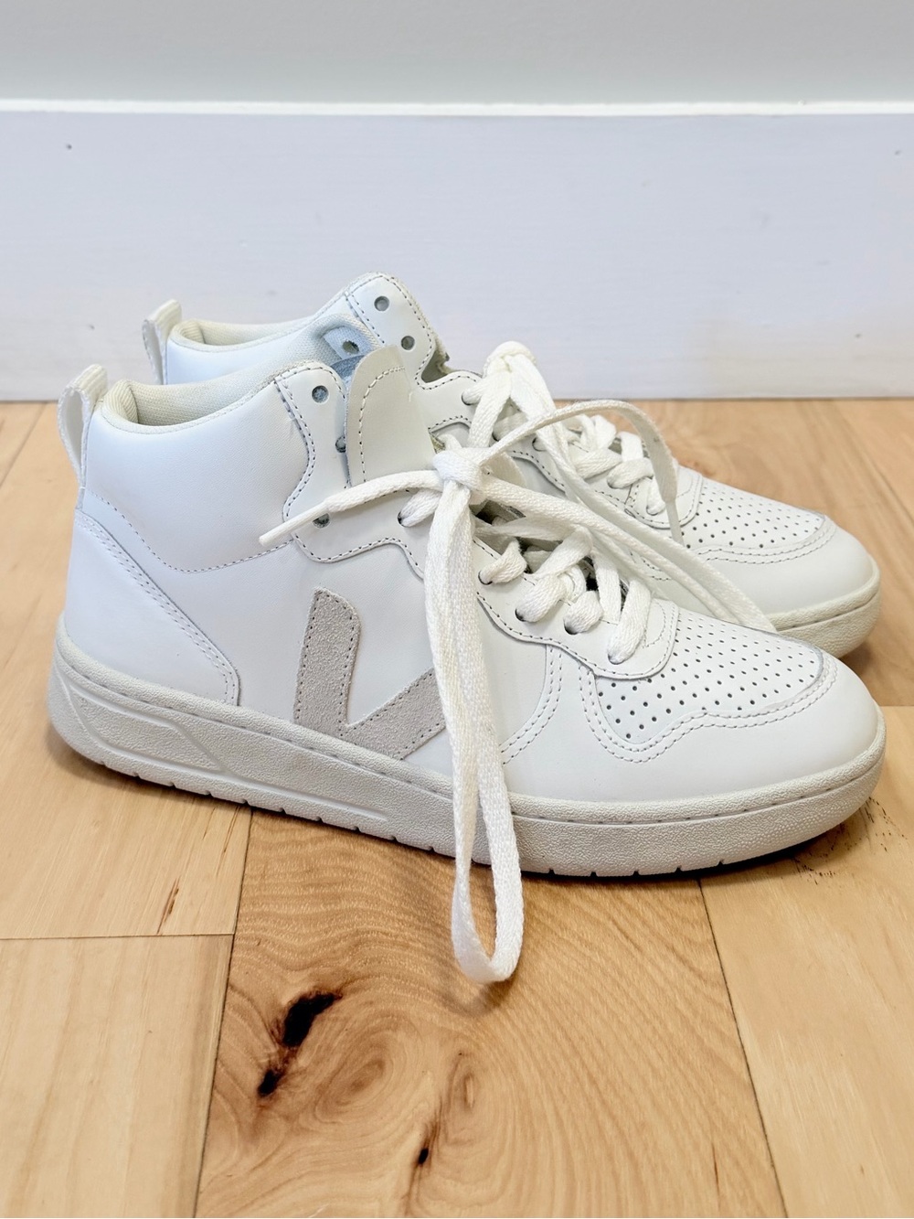 NWOB Veja Women’s V-15 Leather White High Top Sneakers
